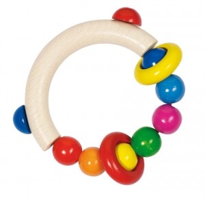 Dřevěná hračka – půlkruh s dřevěnými perličkami a 2 kroužky - Goki
